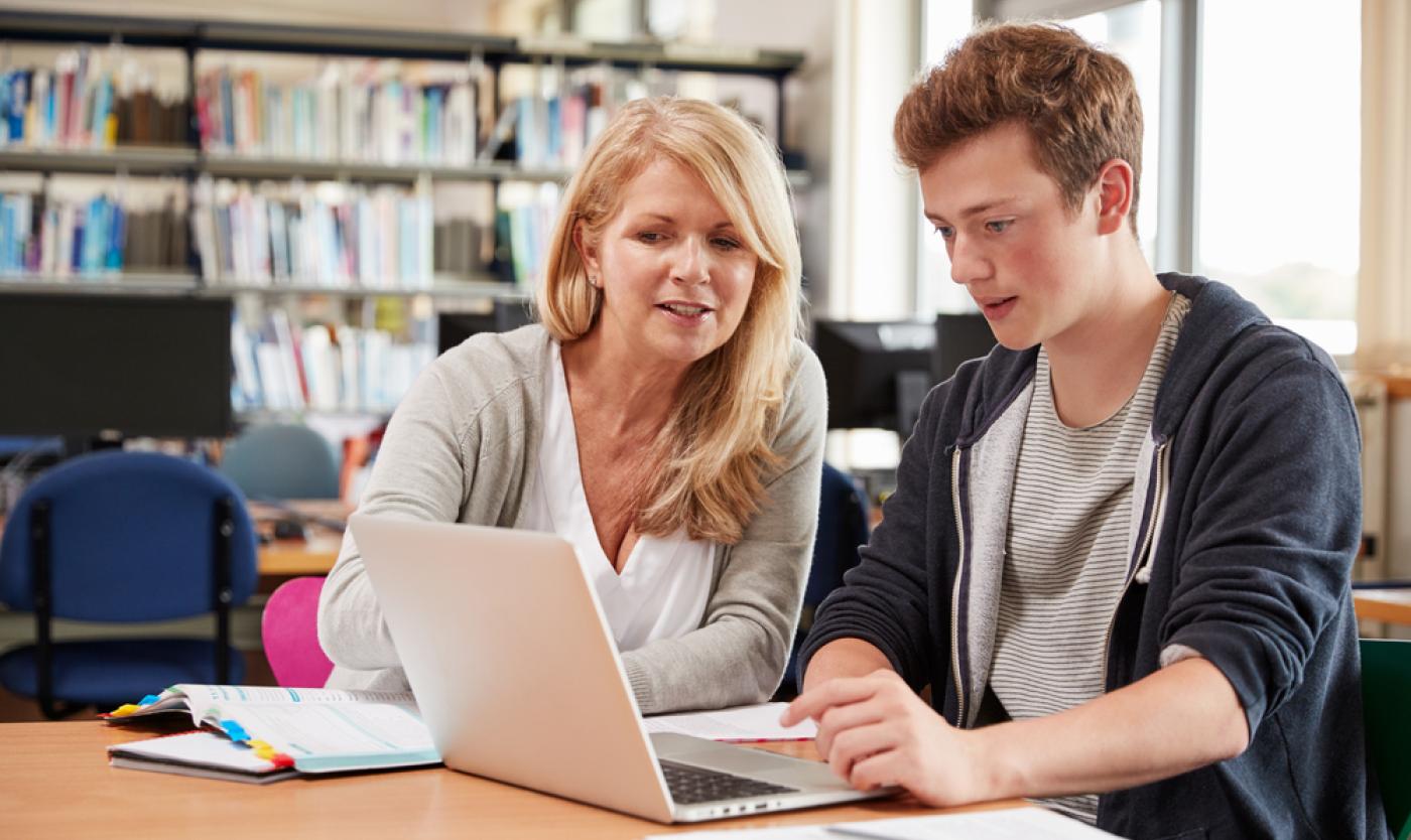 2022_Studiebegeleiding_Docent en student met laptop_Tutor_S_765907471 2022_Studiebegeleiding_Docent en student met laptop_Tutor_S_765907471