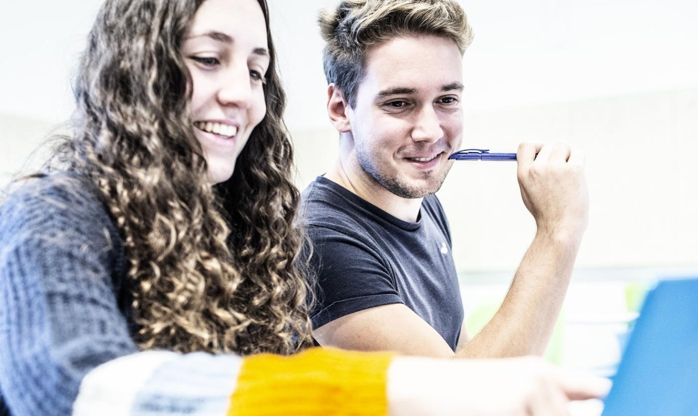 Honours programme Studenten werken samen op laptop