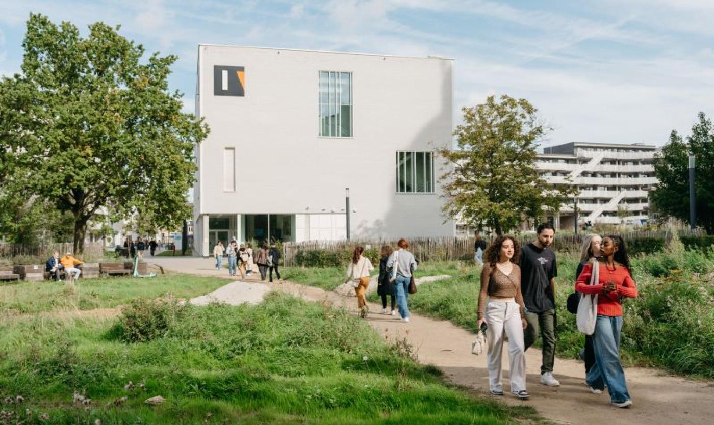 Studenten op campus Etterbeek Studenten op campus Etterbeek