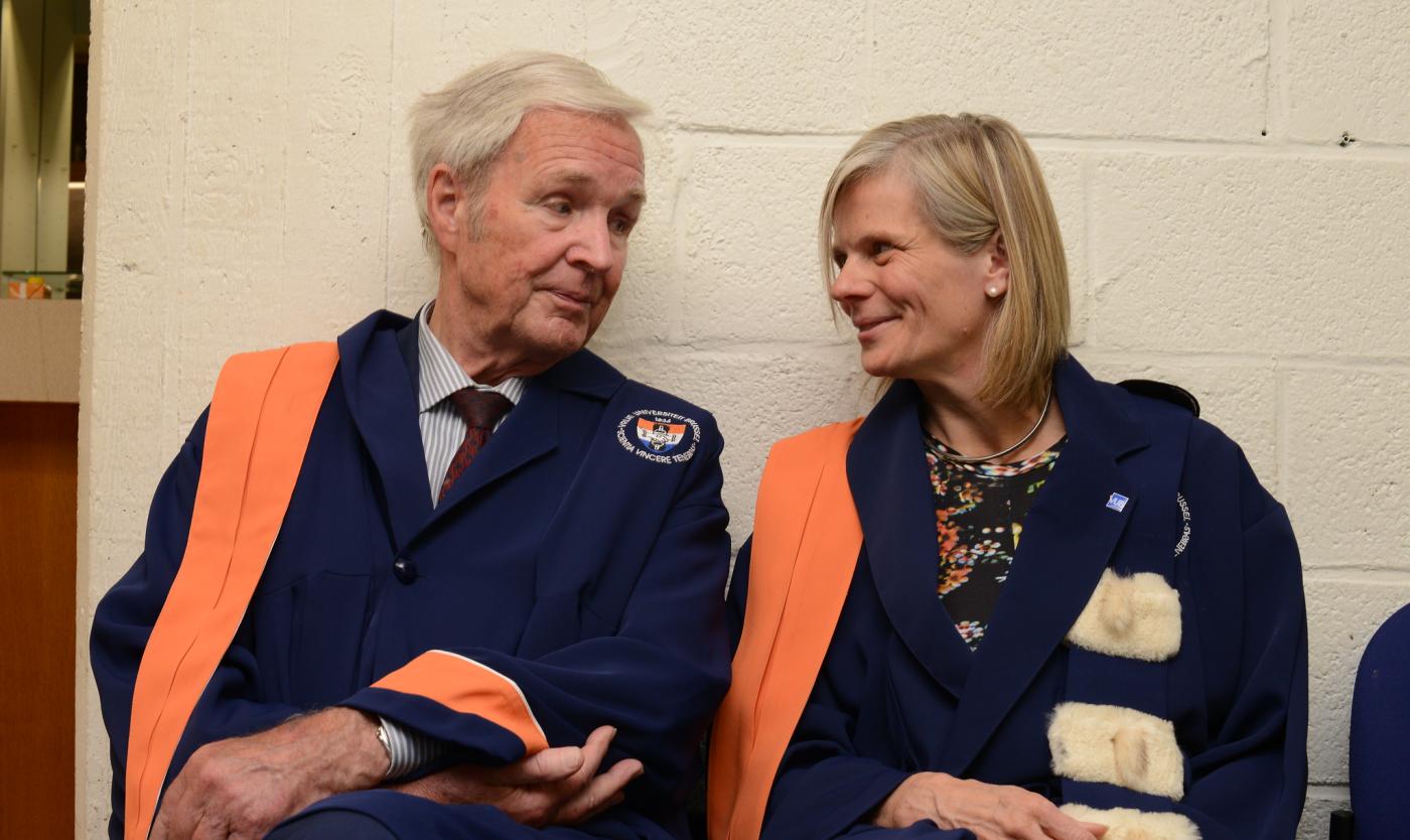Jan Terlouw met rector Caroline Pauwels tijdens de uitreiking van de eredoctoraten in 2017 Jan Terlouw met rector Caroline Pauwels tijdens de uitreiking van de eredoctoraten in 2017