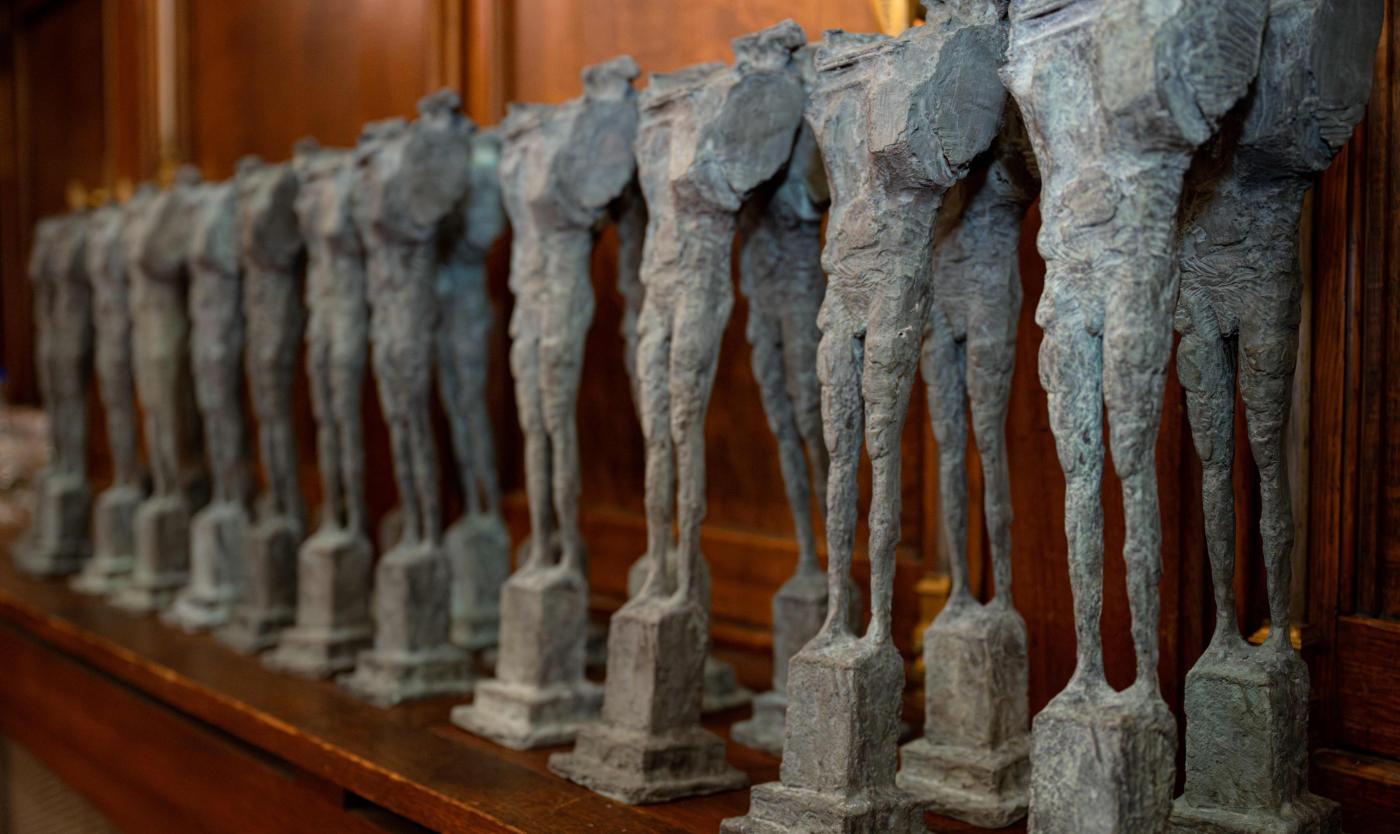 elke nieuwe fellow kreeg een kleine versie van Enkidu, het bronzen beeld dat voor het rectoraatsgebouw staat, gemaakt door kunstenaar Paul Van Gysegem.  elke nieuwe fellow kreeg een kleine versie van Enkidu, het bronzen beeld dat voor het rectoraatsgebouw staat, gemaakt door kunstenaar Paul Van Gysegem.