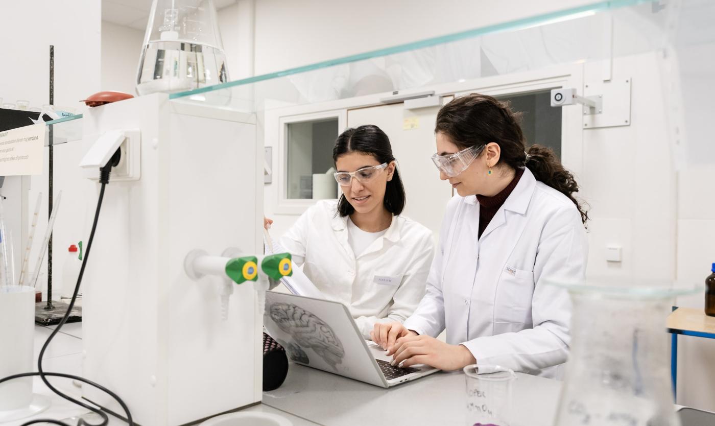Studenten Farmaceutische Wetenschappen in het labo op de VUB Health Campus Studenten Farmaceutische Wetenschappen in het labo op de VUB Health Campus