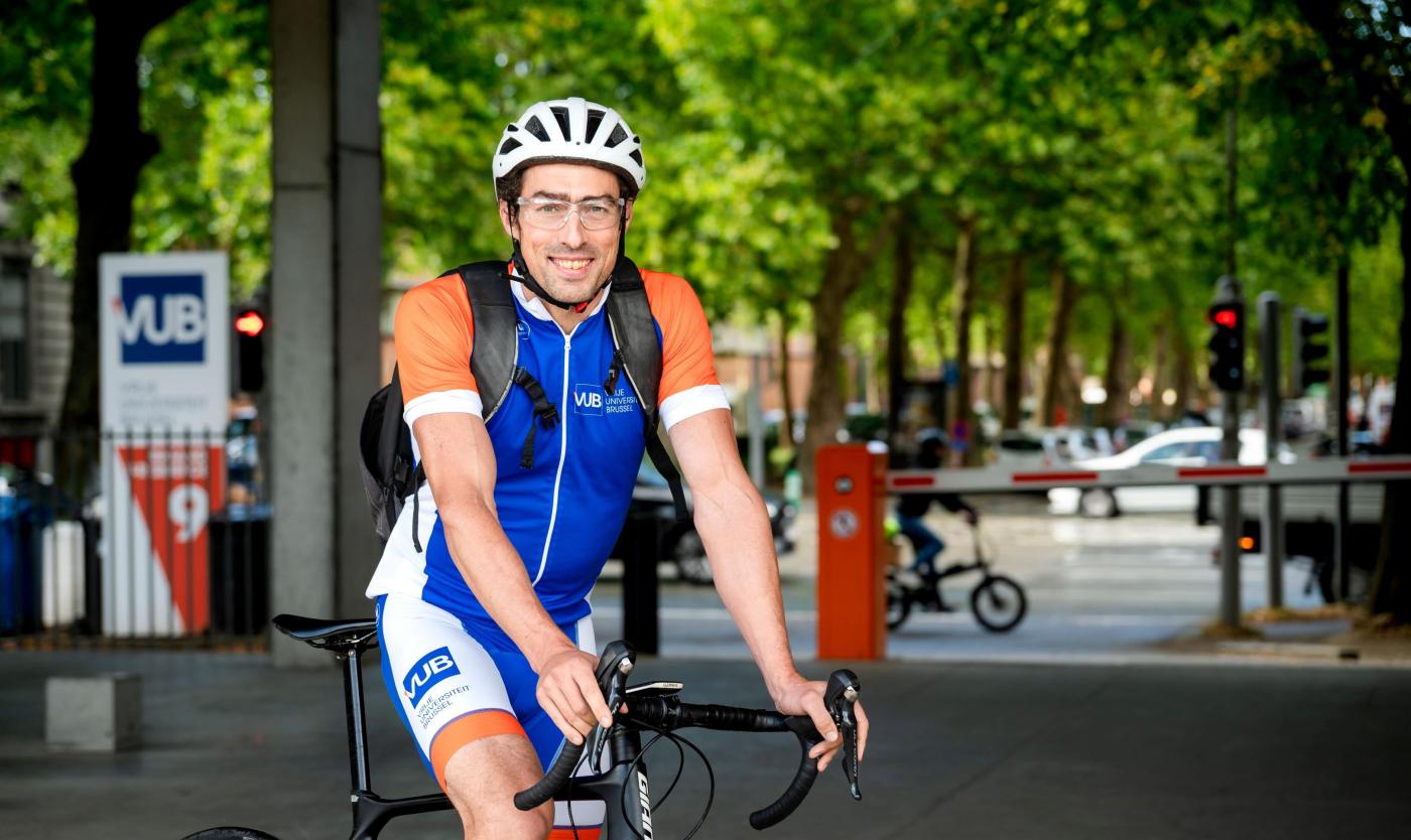 VUB Bewegingswetenschapper Dirk Aerenhouts op de fiets VUB Bewegingswetenschapper Dirk Aerenhouts op de fiets