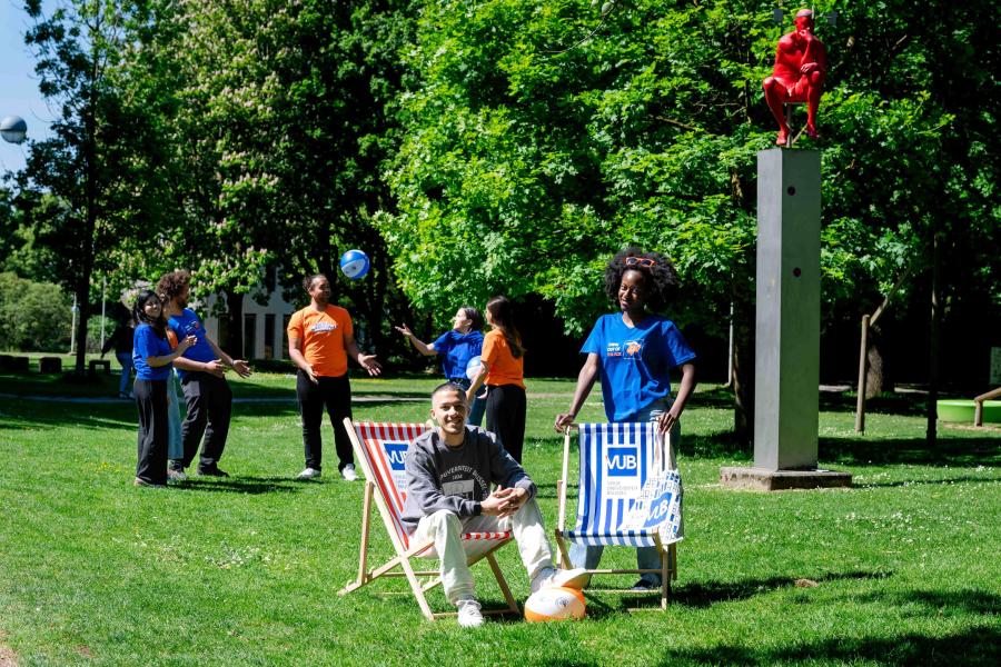 Studenten poseren met webshopproducten naast de denker op de Main campus in Etterbeek Studenten poseren met webshopproducten naast de denker op de campus in Etterbeek