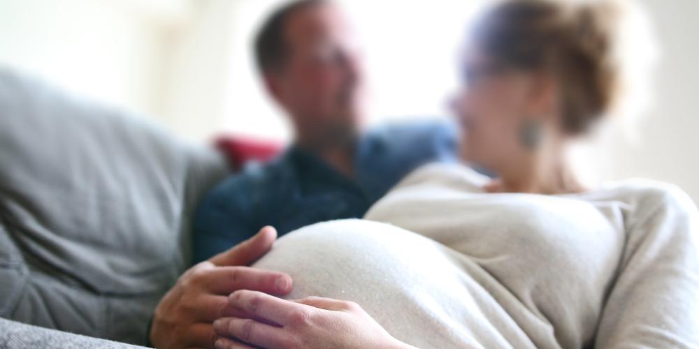 Zwangere vrouw met man Zwangere vrouw met man