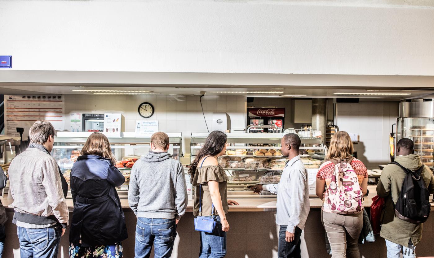 Studenten aan het aanschuiven in het cafeteria van Campus Etterbeek