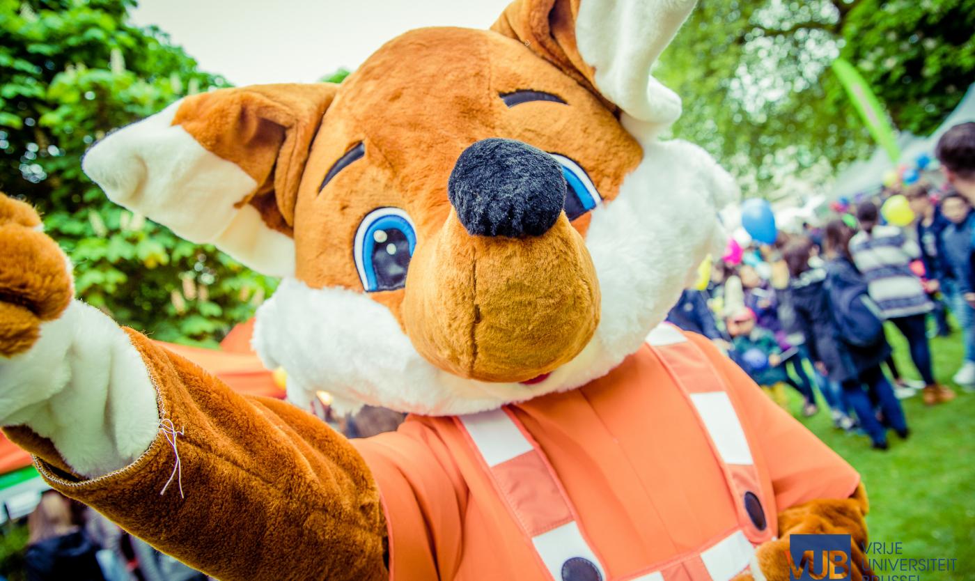 Mascotte tijdens IRISFEEST op Campus Etterbeek