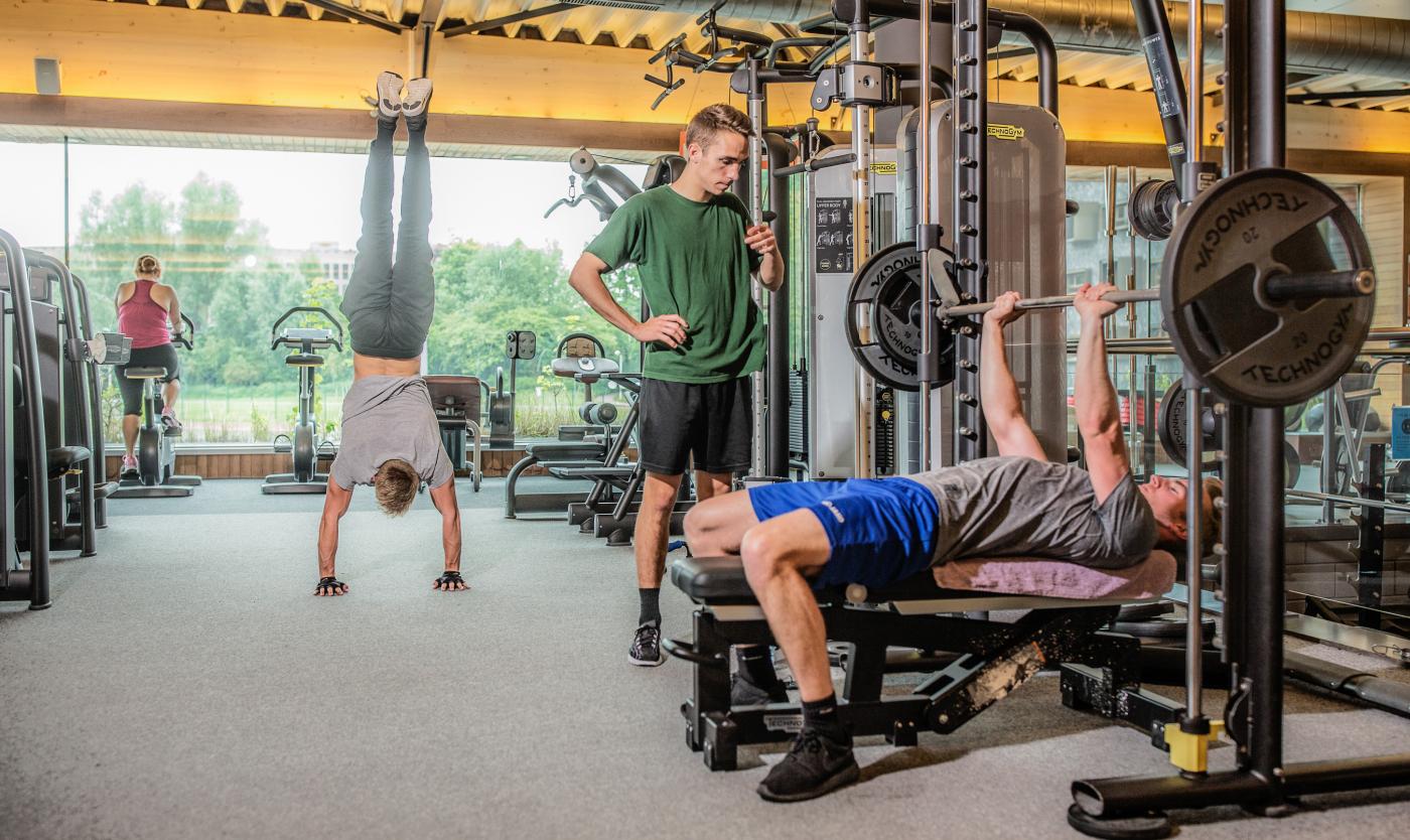 Studenten aan het sporten in de Basic-fit van Campus Etterbeek