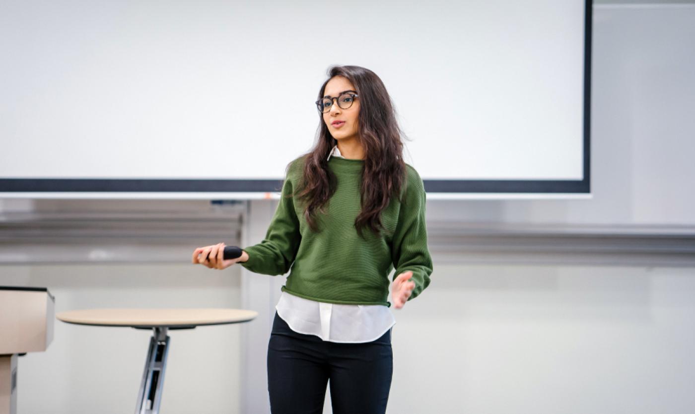 2022_Studente geeft presentatie in aula_S_1433741192