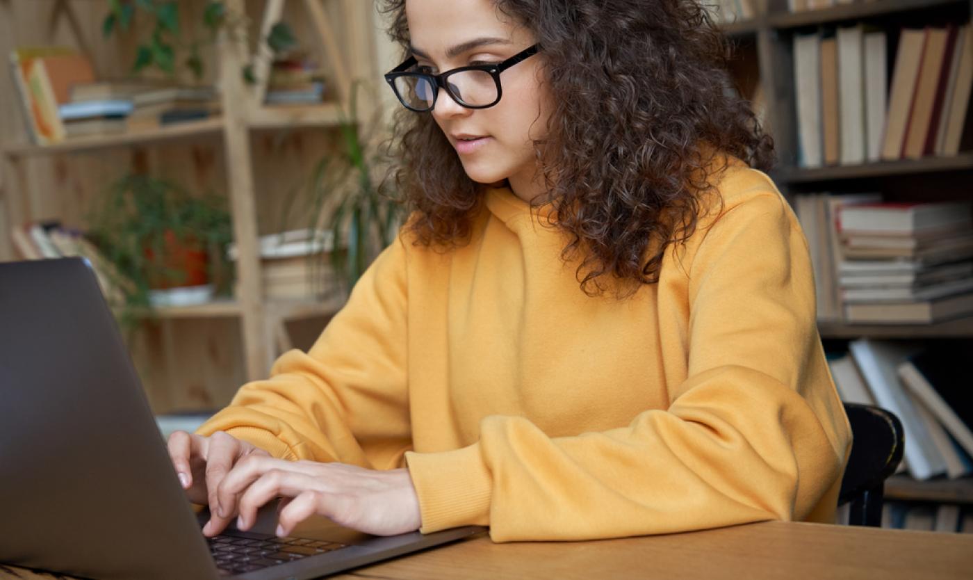 2022_Studente met laptop_Studiekeuzeproces_S_1740030320