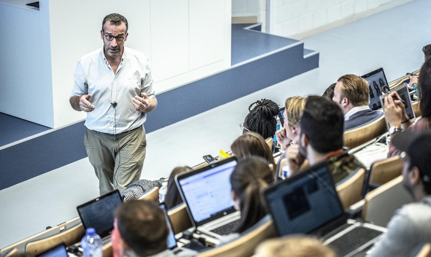 VUB-professor geeft een college