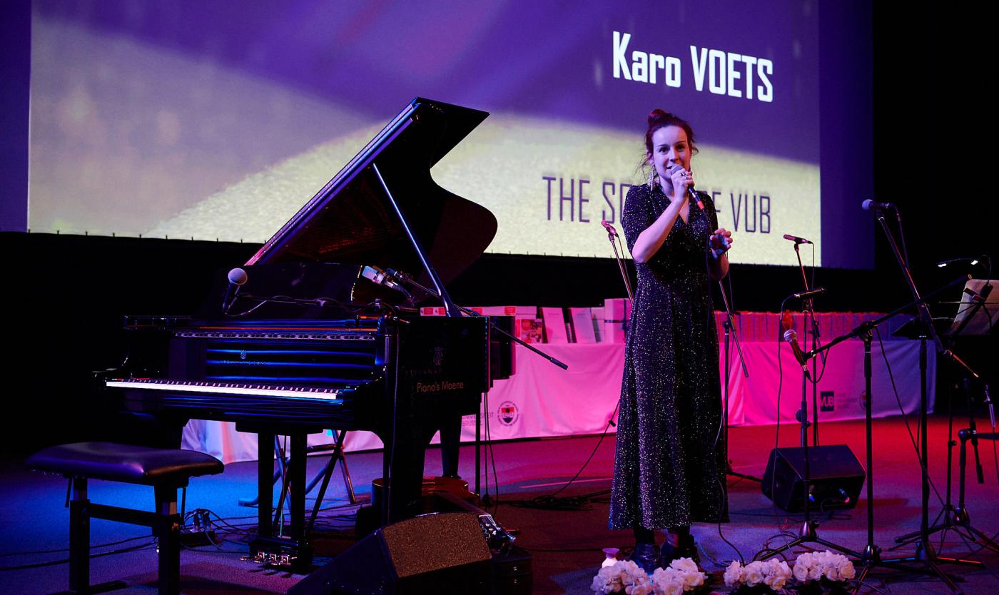 Karo Voets zingt op de Nieuwjaarszitting in aula Q