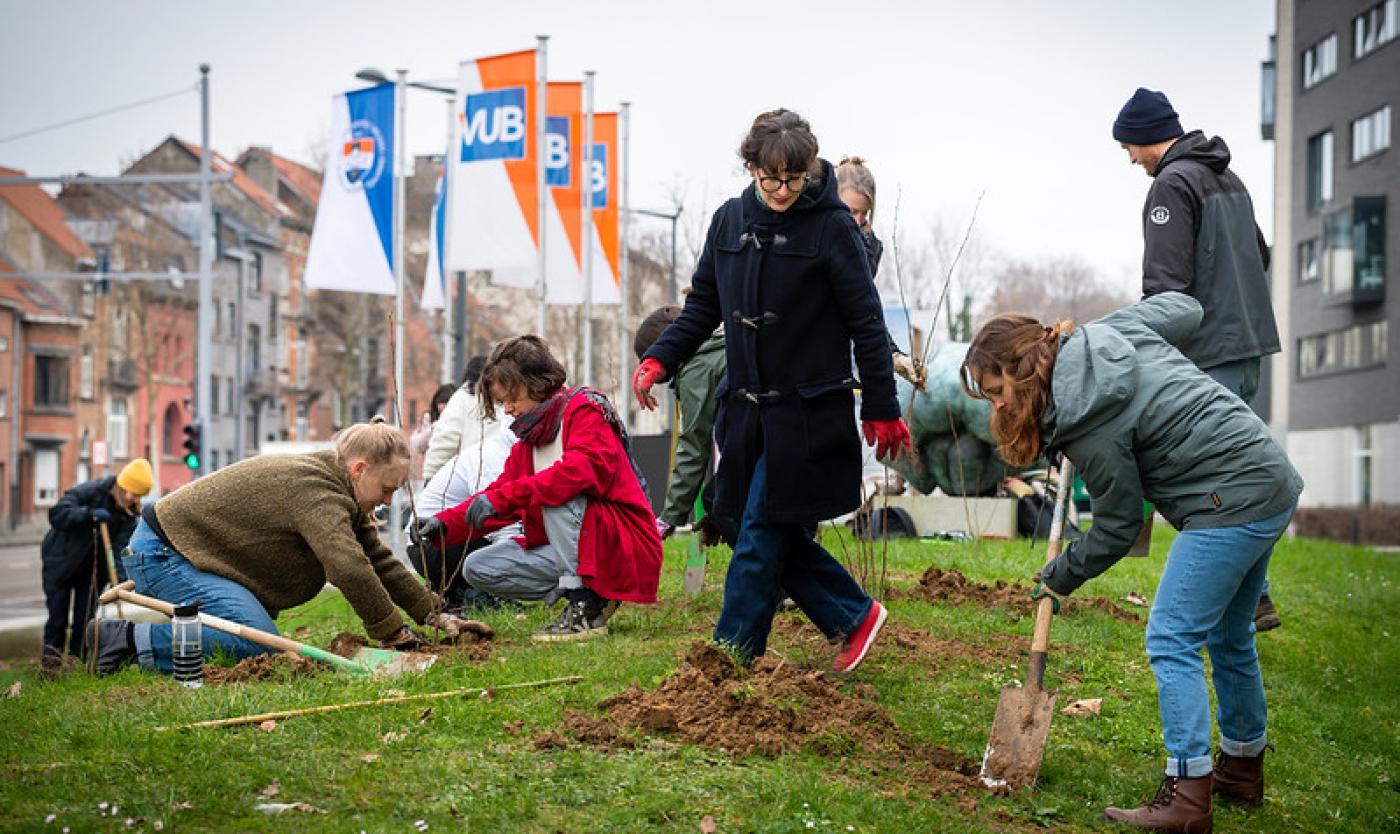 Studenten planten bomen 