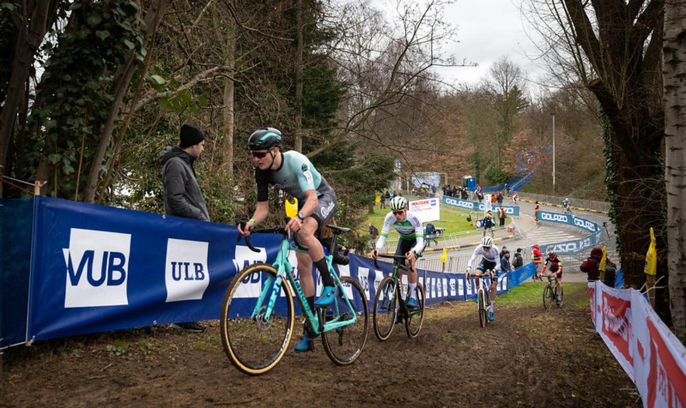 Veldrijders rijden de heuvel op