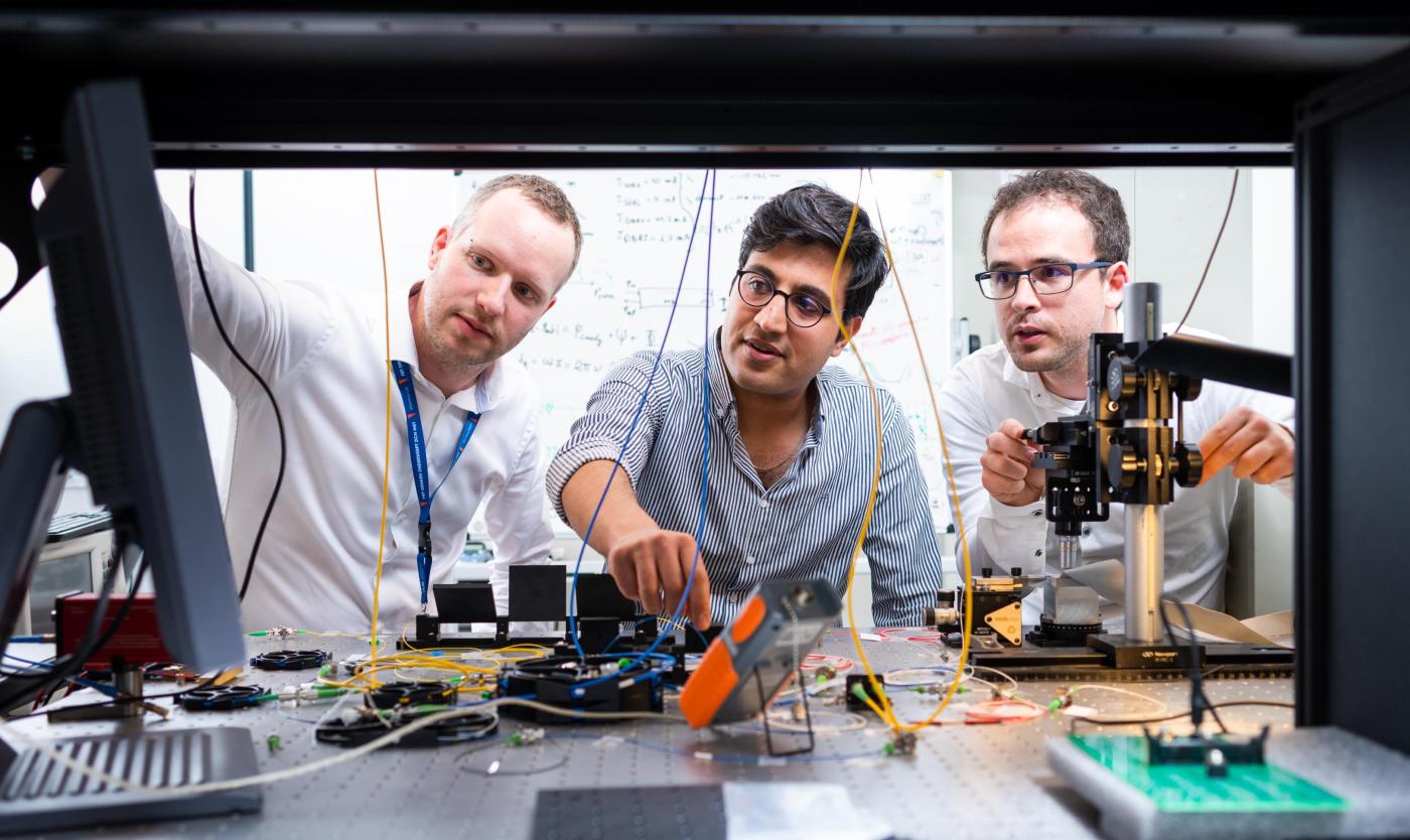 Onderzoekers in laboratorium