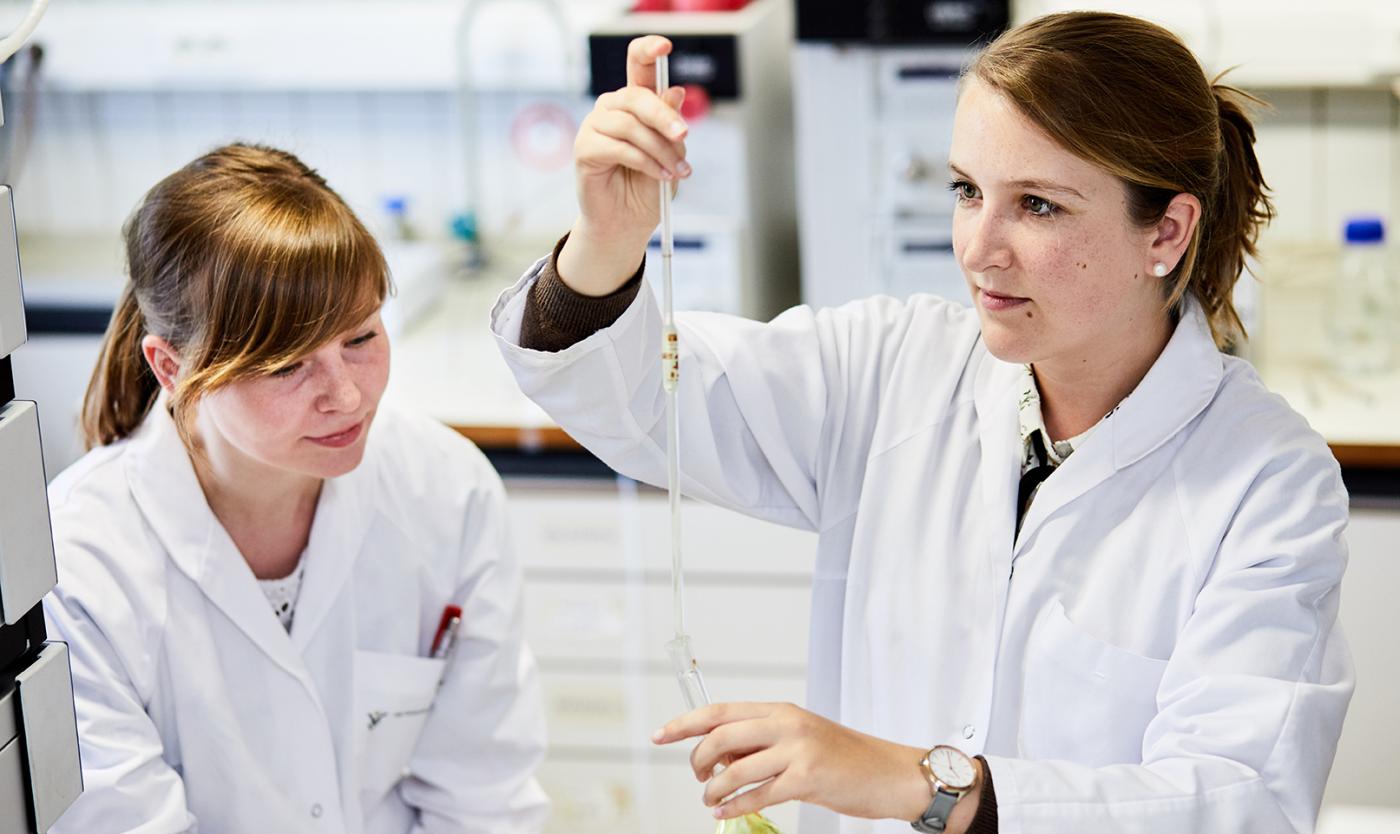 Twee studenten chemie in een labo