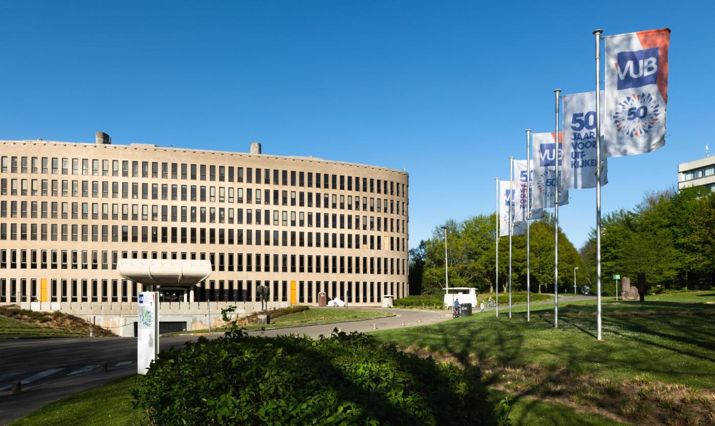 Braem Gebouw met de vlaggen voor 50 jaar VUB