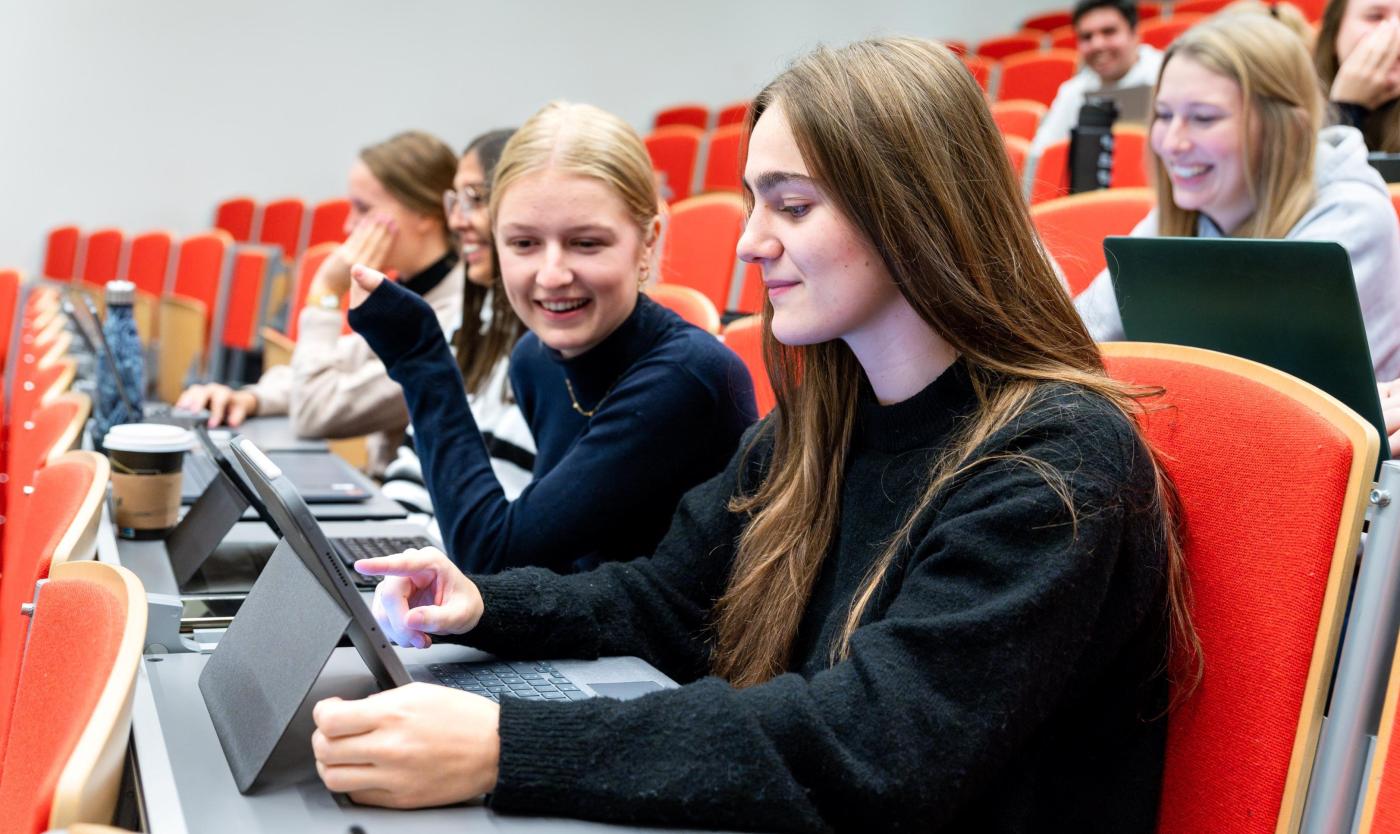 Studenten in aula op de Health Campus in Jette