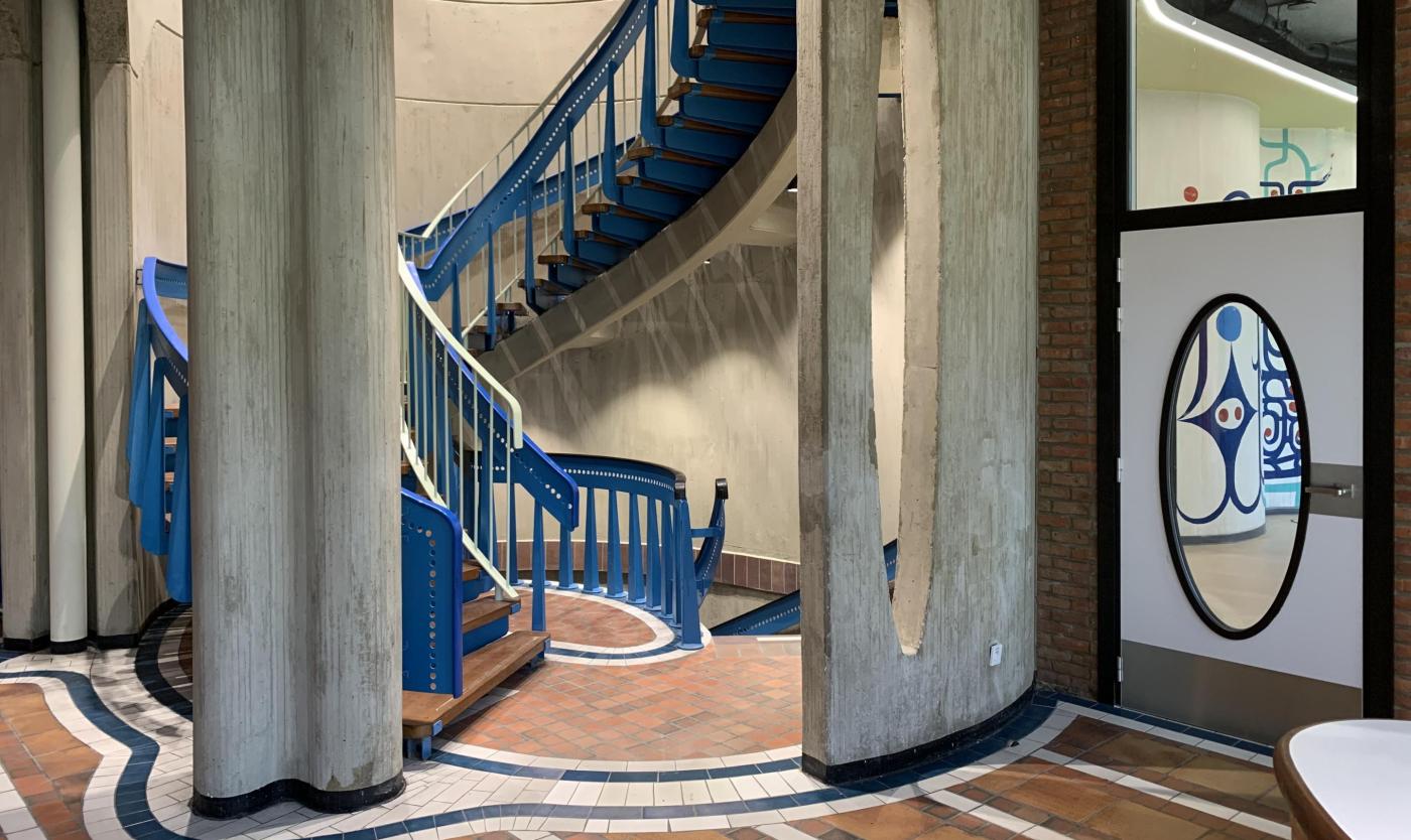 Inkomhal met monumentale traphal van het Braemgebouw (Foto: Origin, 2024) Inkomhal met monumentale traphal van het Braemgebouw (Foto: Origin, 2024)