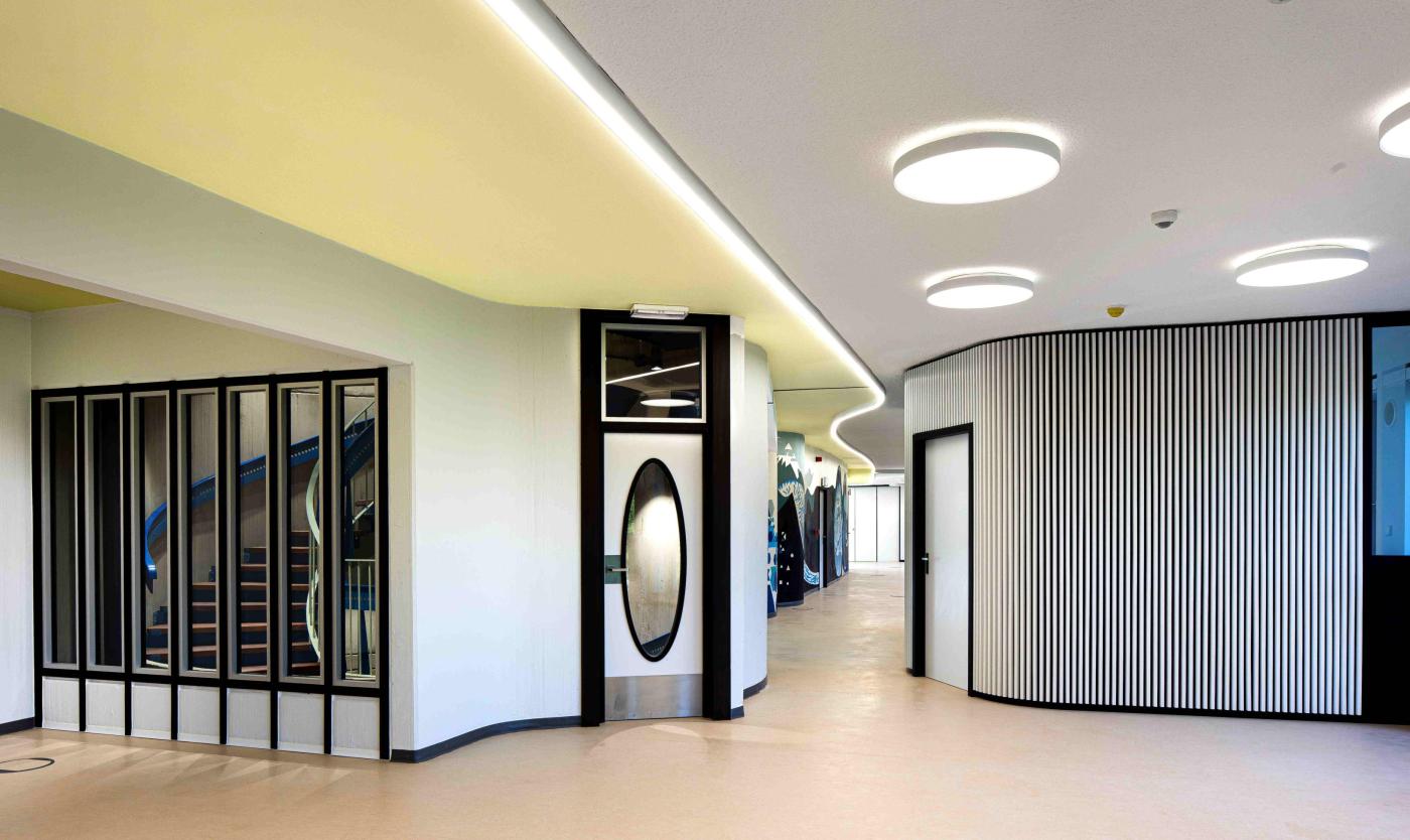 Tweede verdieping, zicht inkomzone van landschapskantoor met zicht naar de monumentale trap, na uitgevoerde werkzaamheden (Foto: H. Hermans) Tweede verdieping, zicht inkomzone van landschapskantoor met zicht naar de monumentale trap, na uitgevoerde werkzaamheden (Foto: H. Hermans)