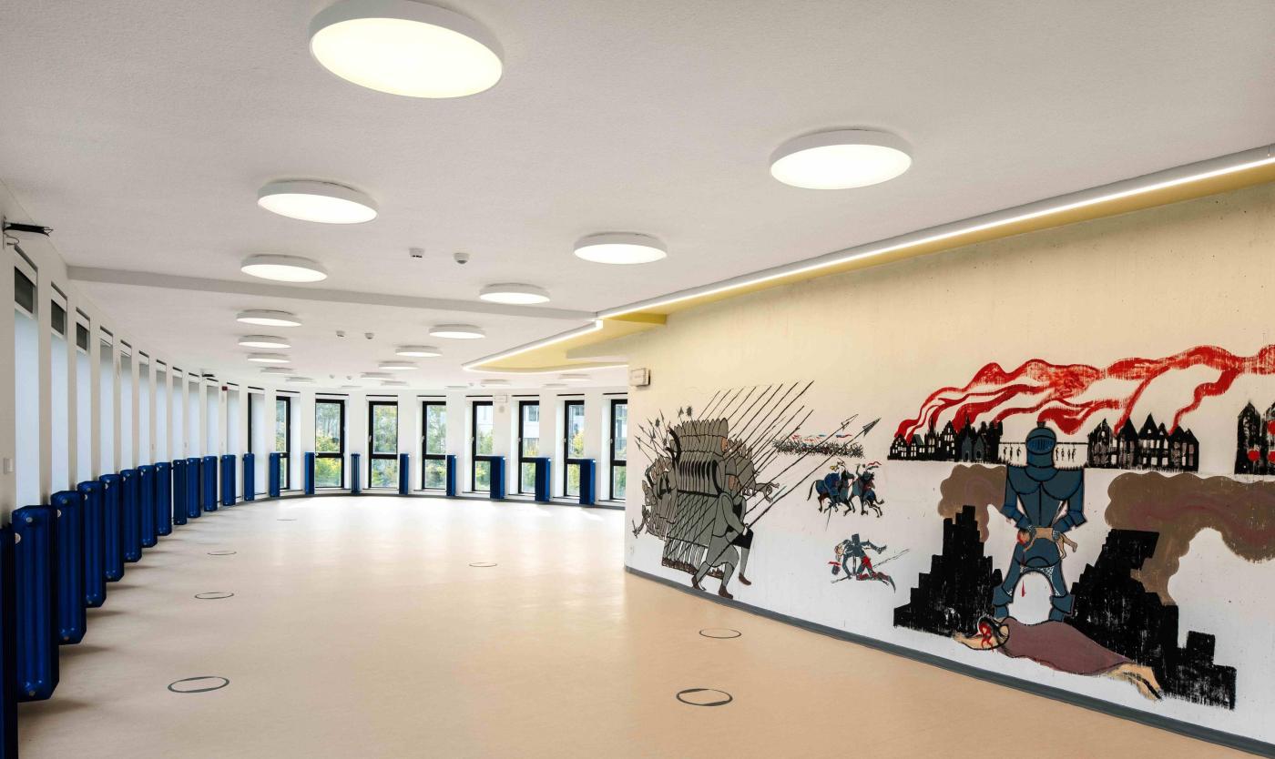 Zicht op open landschapskantoor en muurschildering op vierde verdieping van het Braemgebouw (Foto: H Hermans) Zicht op open landschapskantoor en muurschildering op vierde verdieping van het Braemgebouw (Foto: H Hermans)