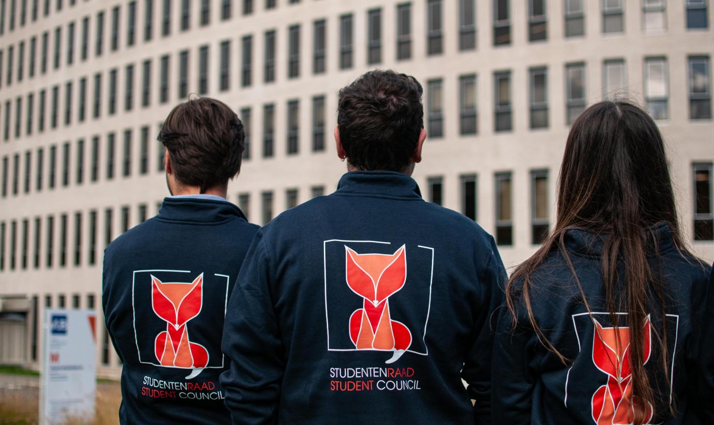 Foto van studentenraadsleden voor het Braem-gebouw