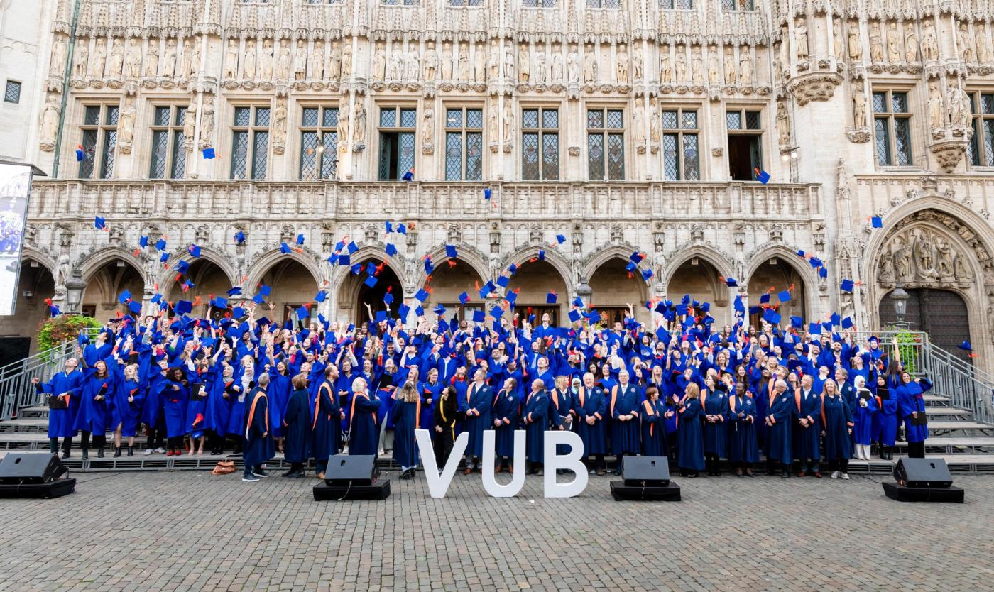 Graduation Ceremony van de faculteit Geneeskunde en Farmacie op de Grote Markt in Brussel