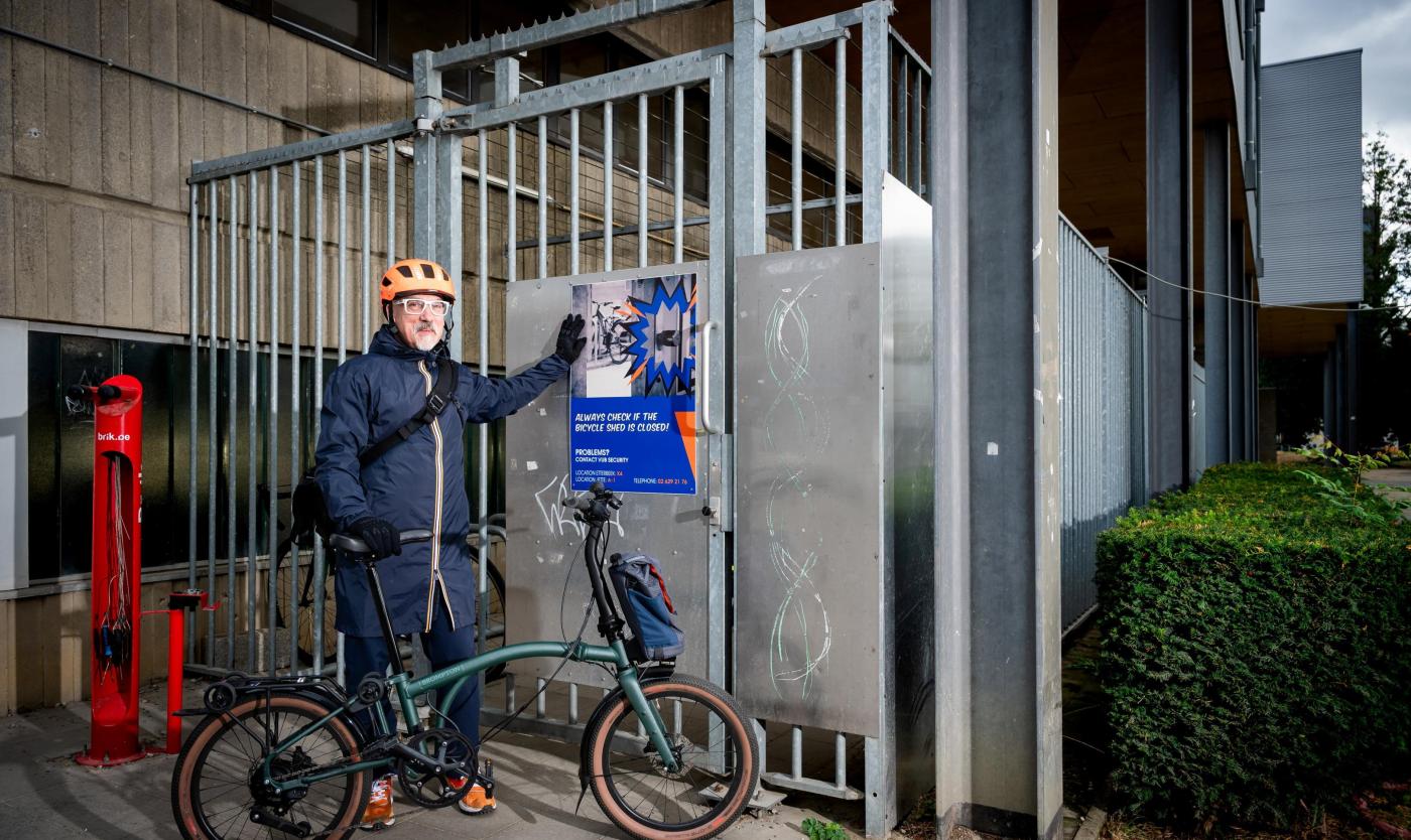 Afdelingshoofd Sport & Beweging Dixie Van De Wiele op de fiets