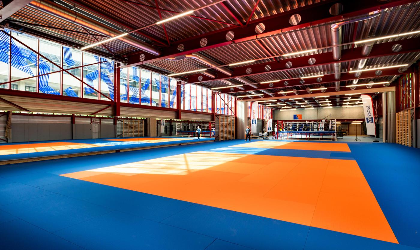 Judozaal cemas oranje en blauwe matten