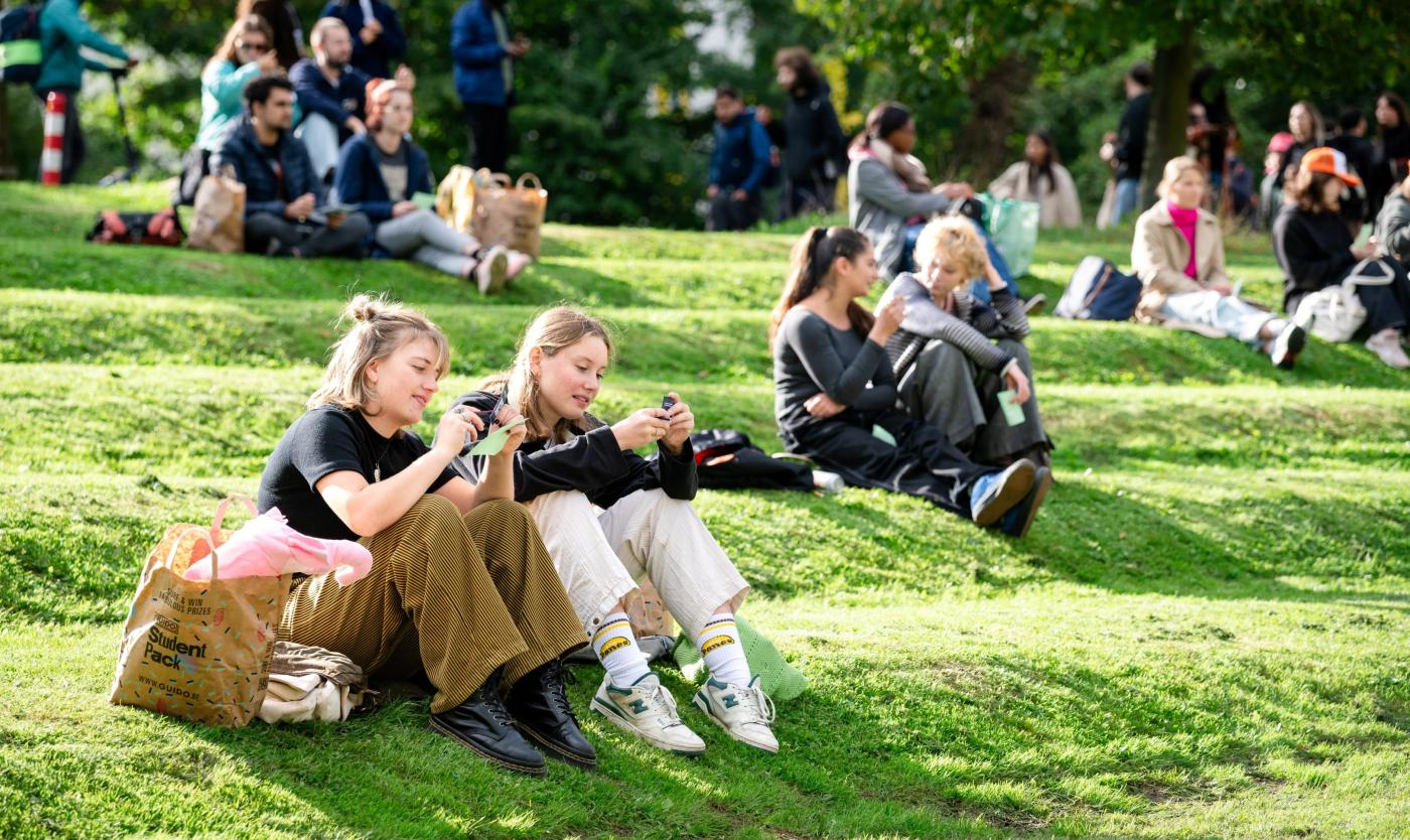 Studenten op campus Studenten op campus