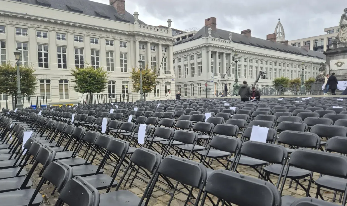 De Vlaamse Vereniging van Studenten (VVS) plaatste 1.000 lege stoelen aan het Martelaarsplein als protest tegen de geplande besparingen in het hoger onderwijs