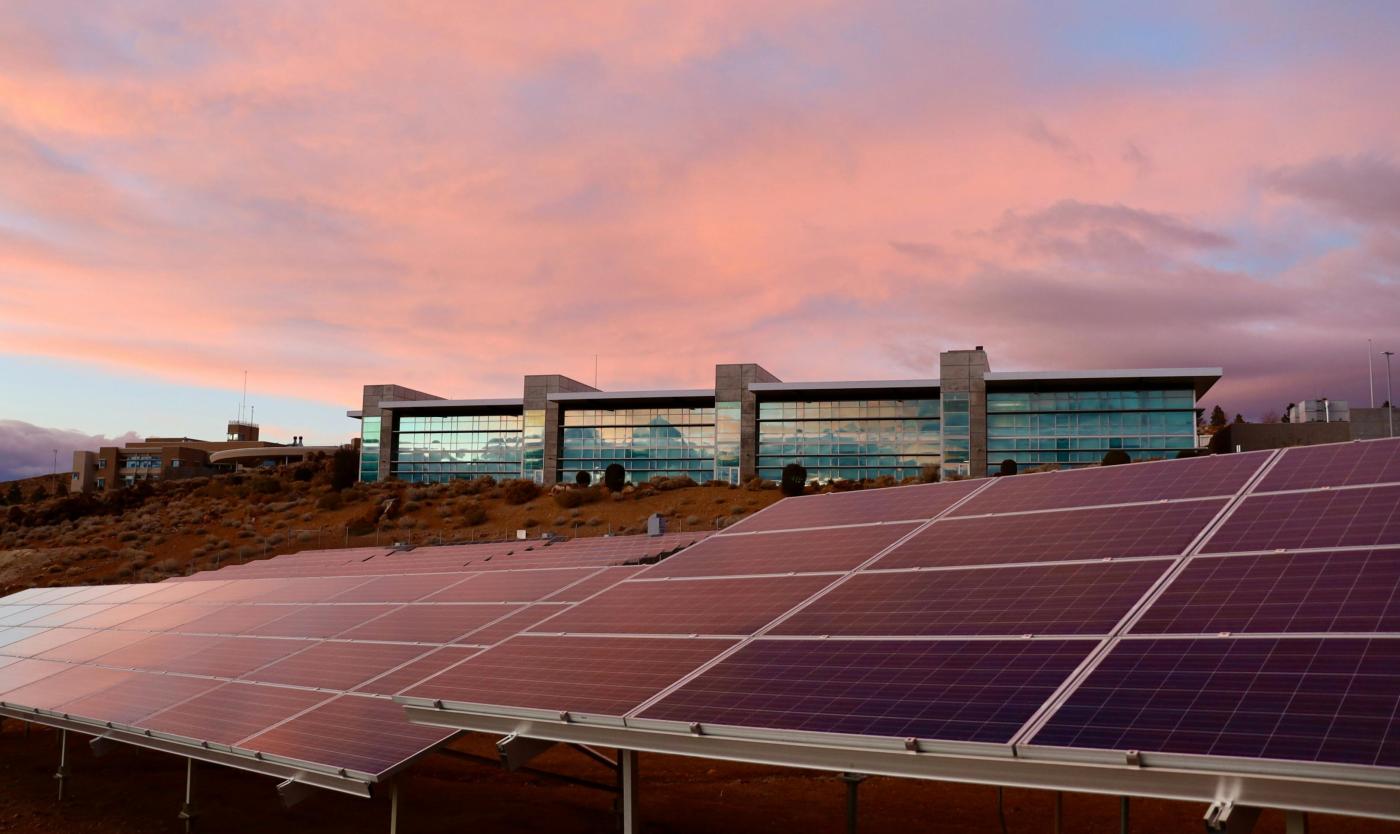 Gebouw met zonnepanelen