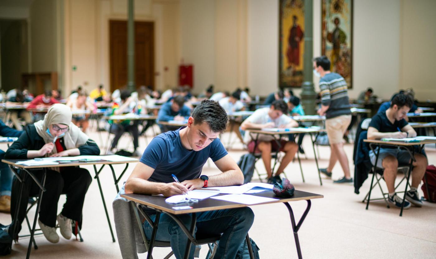 Studenten bezig met een examen