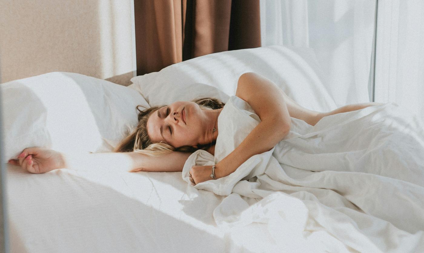 Slapende vrouw in bed