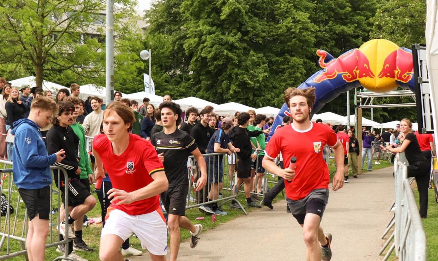 Studenten die deelnemen aan de 12-urenloop