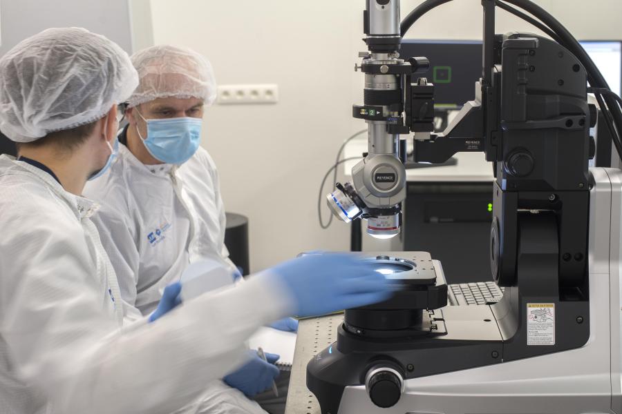 Two reseachers discussing in the photonics lab of VUB B-PHOT