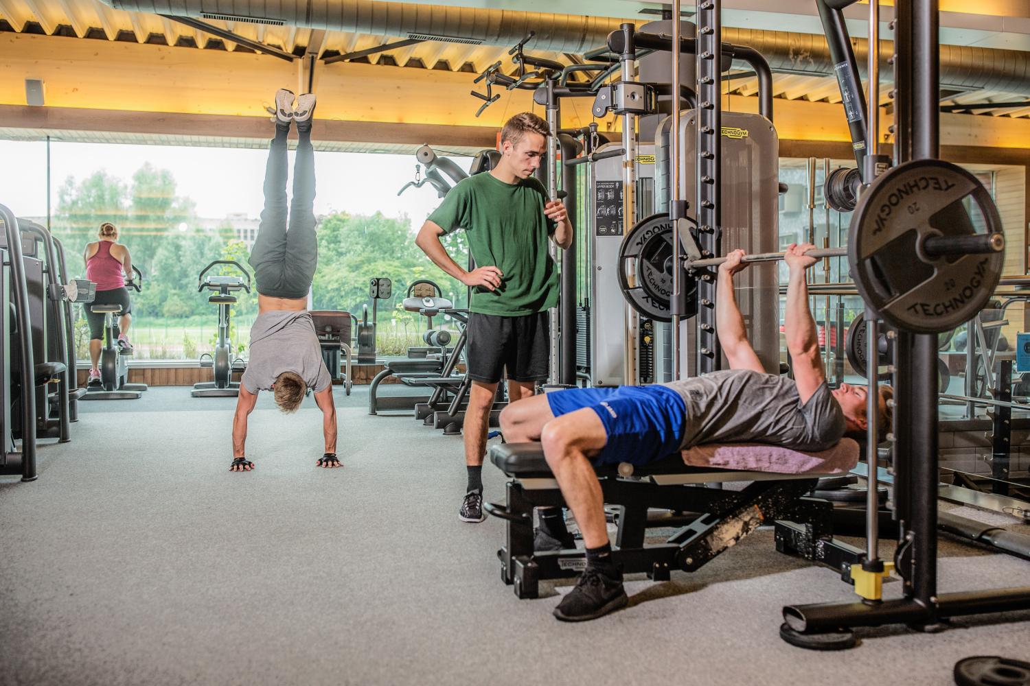 Studenten aan het sporten in de Basic-fit van Campus Etterbeek