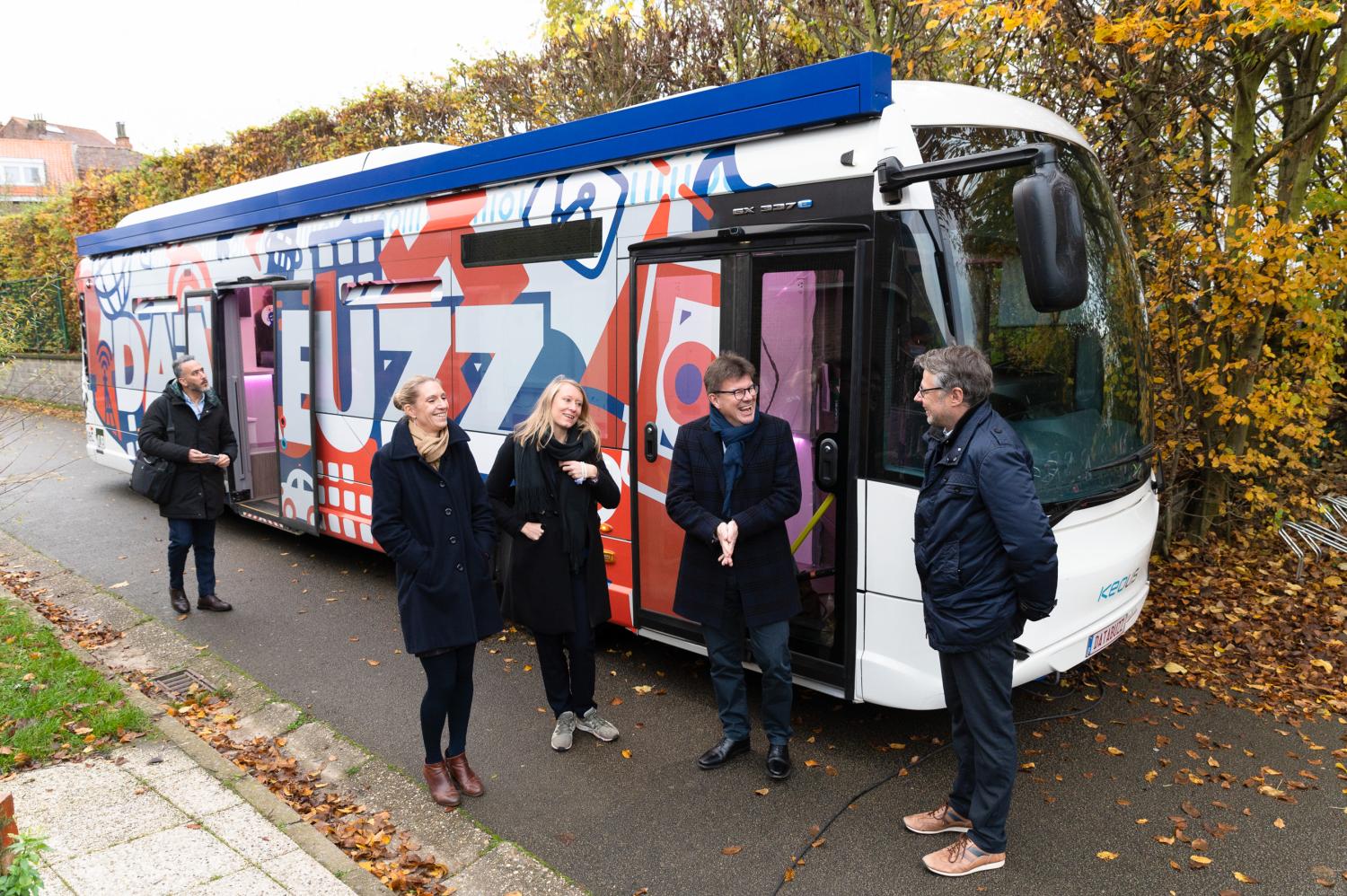 Groep van mensen voor het bus van Databuzz evenement op Campus Etterbeek