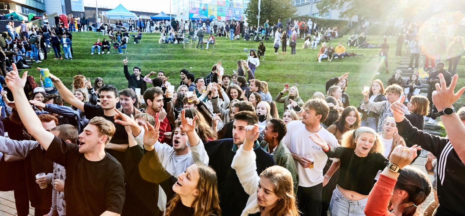 2021_Kick Off Event_Etterbeek_VUB Studenten tijdens evenement aan het zingen op grasveld in Campus Etterbeek