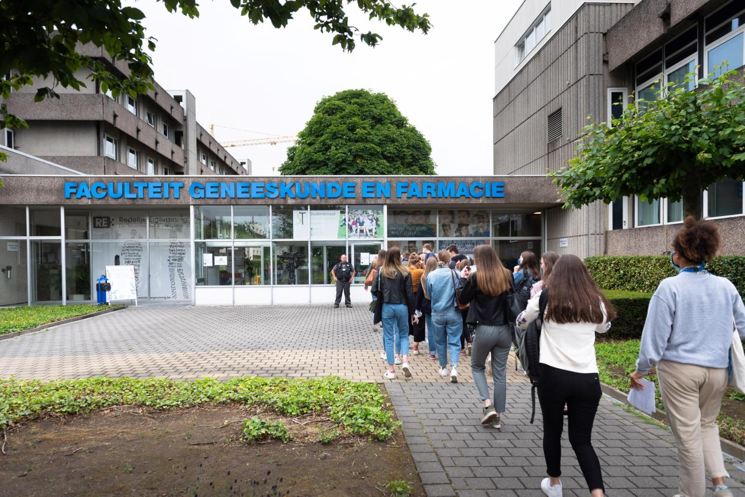 Ingang faculteit Farmacie en Geneeskunde