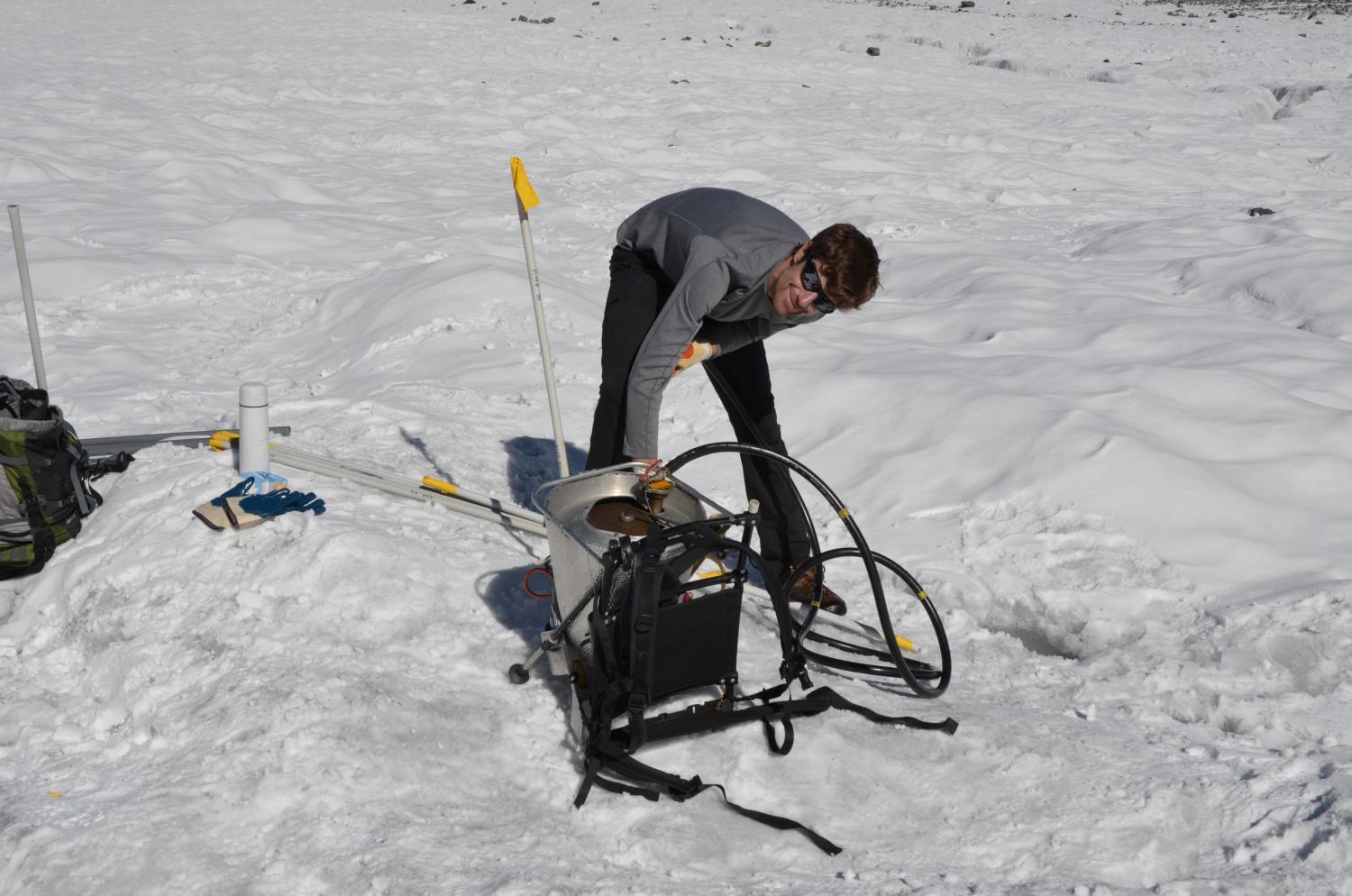Veldonderzoek door Harry Zekollari  op de gletsjer.