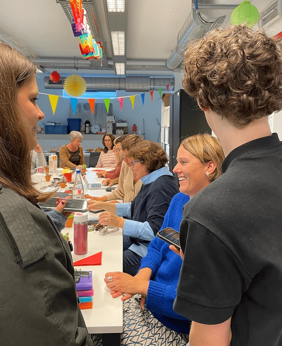 VUB studenten met oud leerkrachten