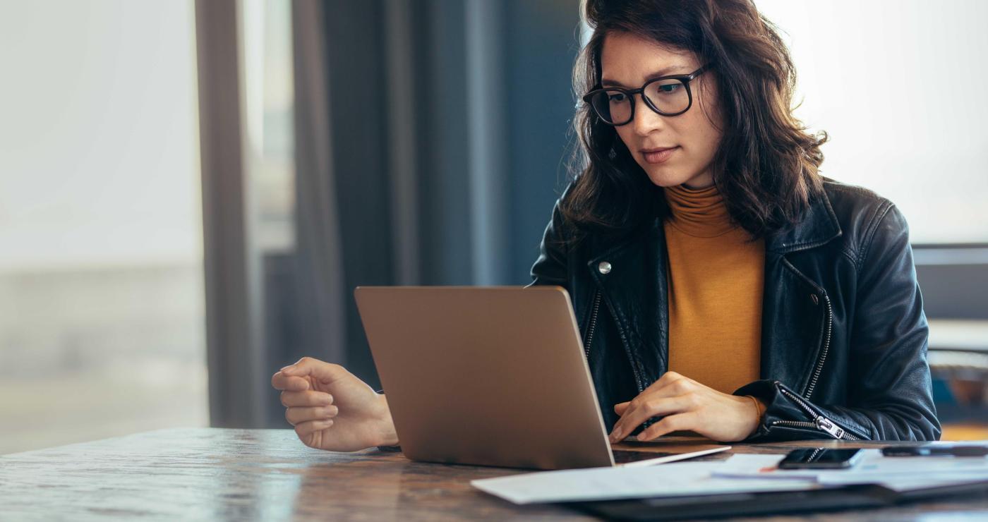 2022_Vrouw werkend aan een laptop_Bureau Vrouw werkend aan een laptop