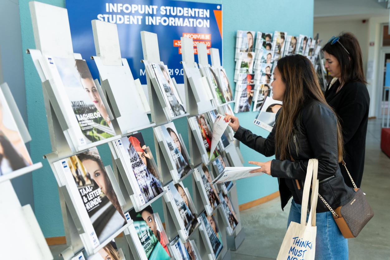 2022_Infopunt studenten tijdens infodag_24 april_Etterbeek_VUB