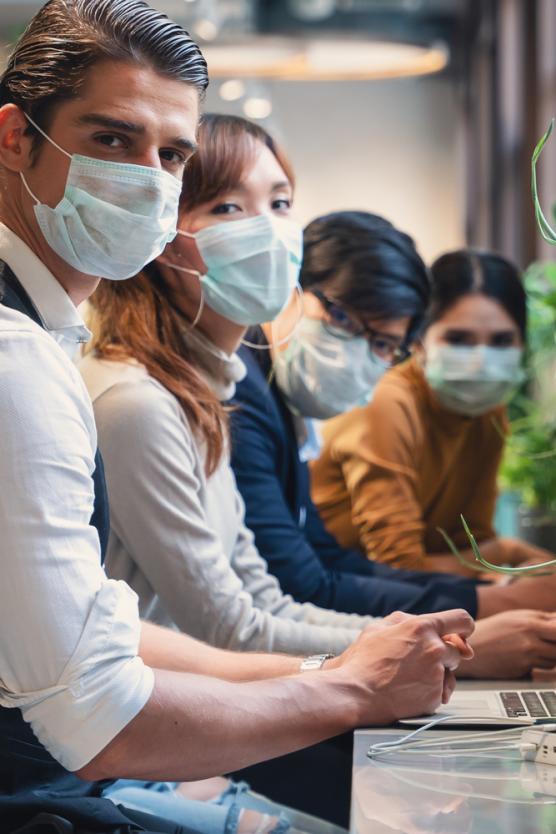 Studenten met covidmaskers