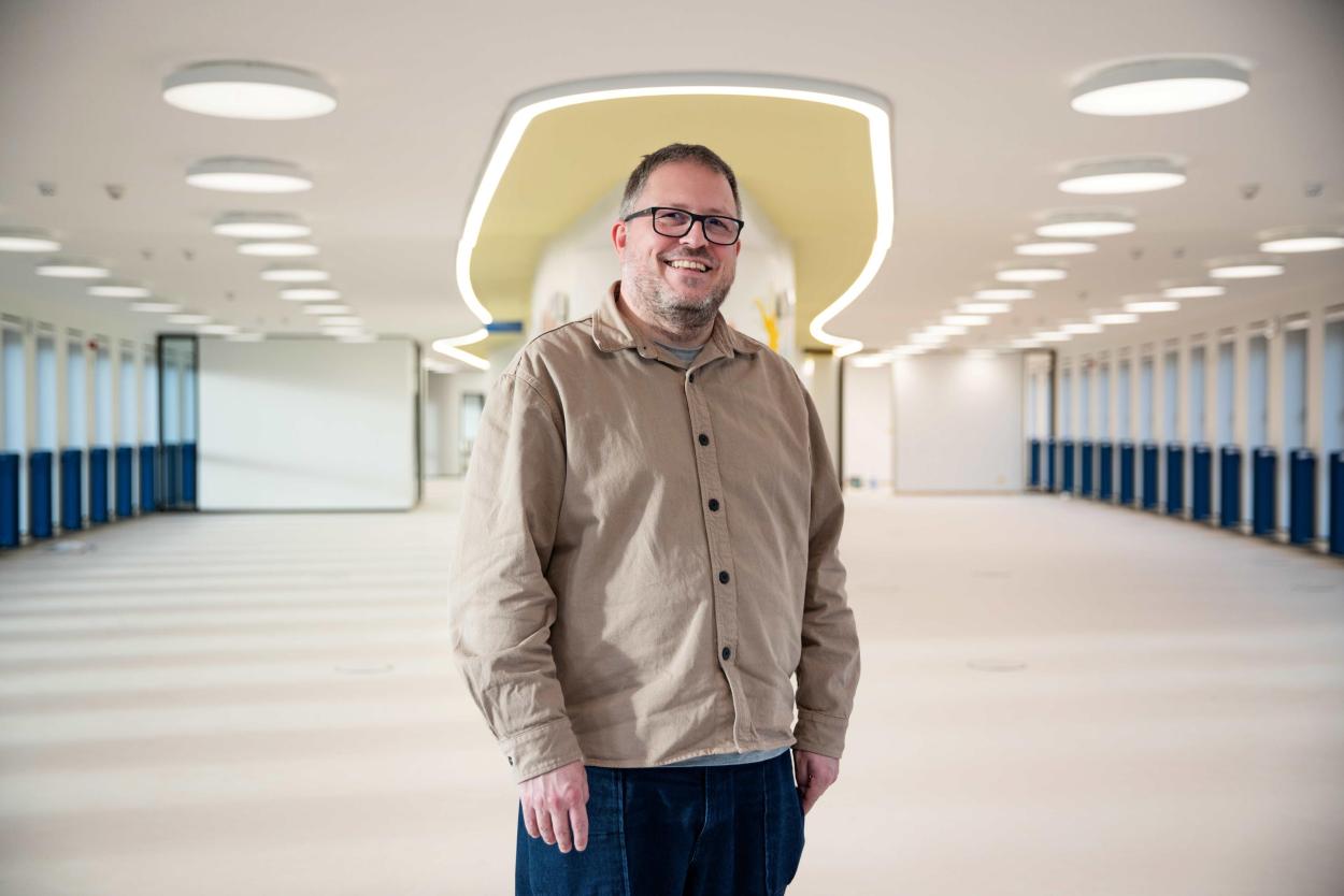 Bart Sibiel in het gerenoveerde Braemgebouw (foto: Greetje Van Buggenhout)