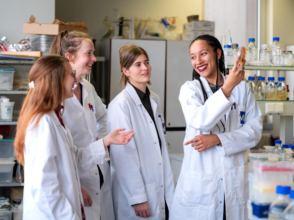 VUB-studenten in de labo