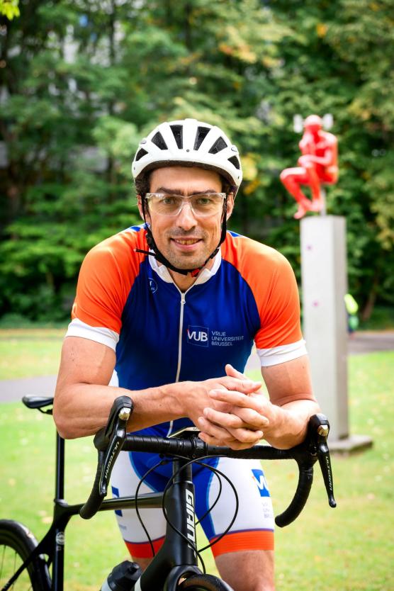 VUB Bewegingswetenschapper Dirk Aerenhouts op de fiets