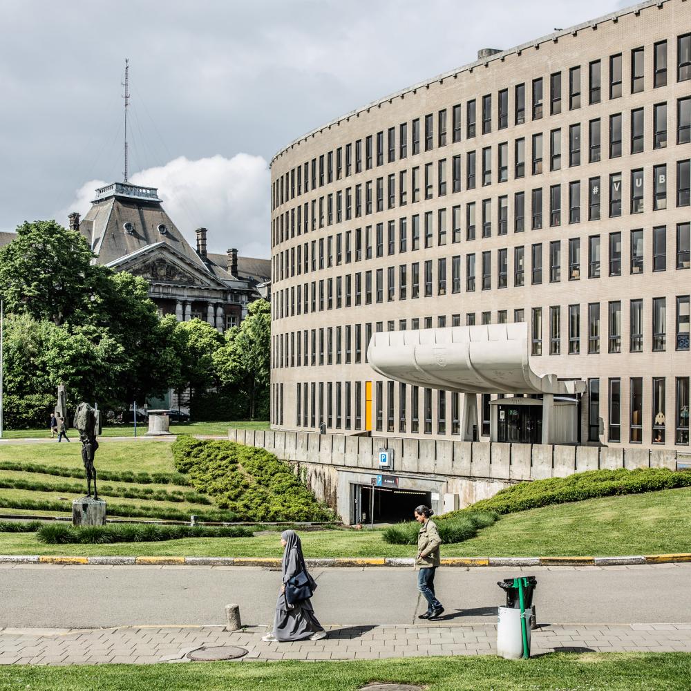 Voetgangers aan het wandelen voor Braemgebouw op Campus Etterbeek Voetgangers aan het wandelen voor Braemgebouw op Campus Etterbeek