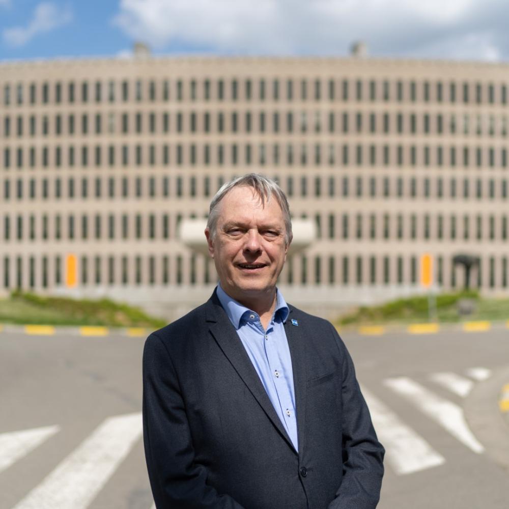 Jan Danckaert voor het Braemgebouw